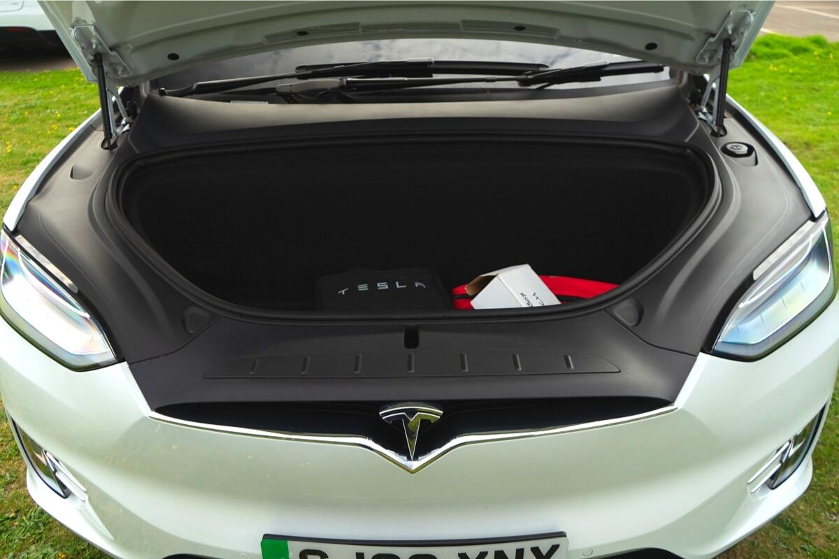 Tesla Model X 90D frunk