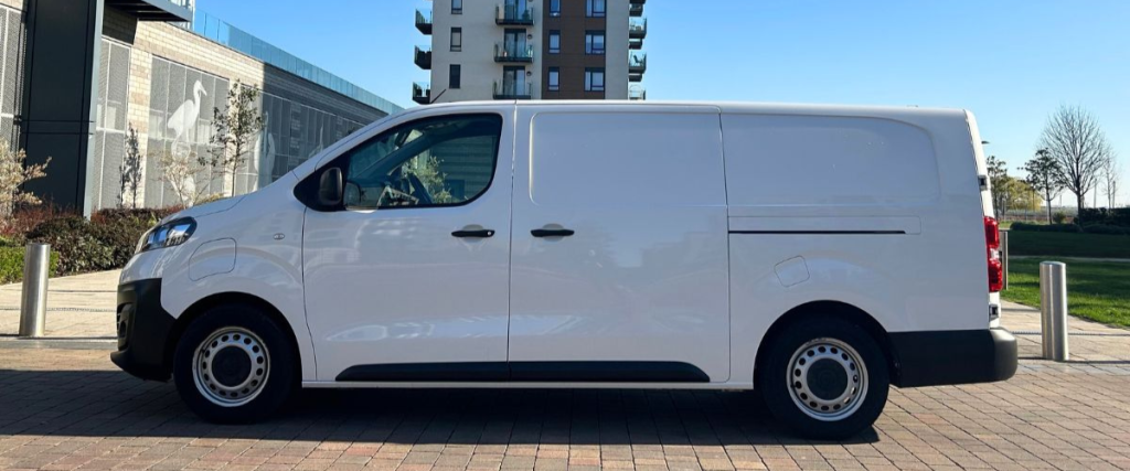Vauxhall Vivaro-e facing left
