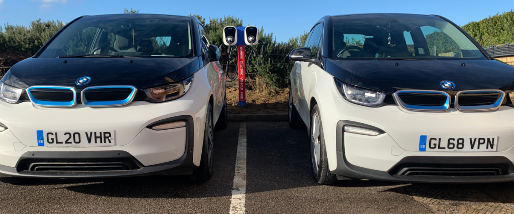 2 BMW i3 cars head on