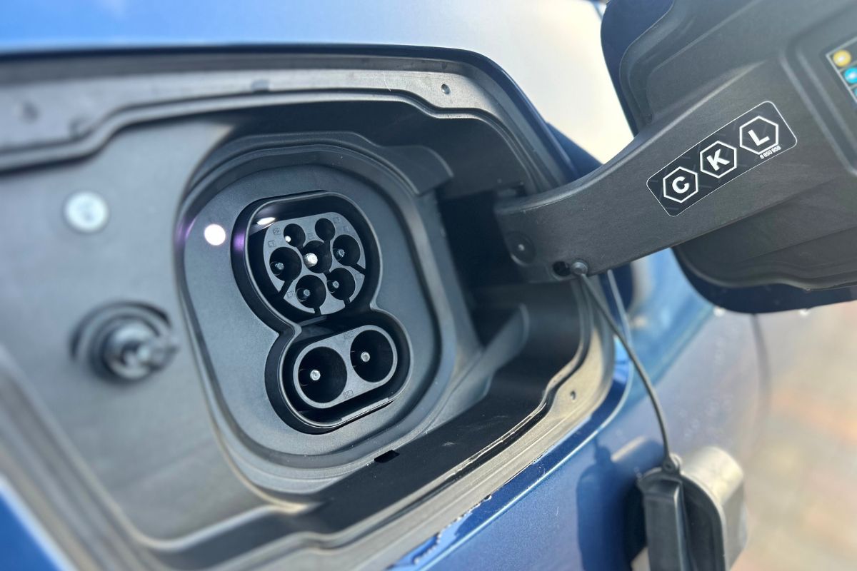 BMW i5 (15) BMW i5 charging port